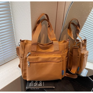 Détail du sac cabas en nylon caramel avec poches zippées et bandoulière réglable