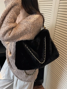 Sac fourre-tout en fausse fourrure noire avec bandoulière chaîne dorée pour hiver