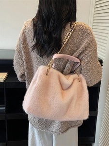 Sac à main rose en fausse fourrure avec chaîne dorée et poignée en cuir pour femme
