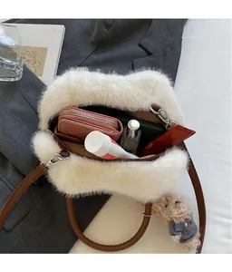 Detailansicht der großen Kapazität und weichen Plüschstruktur der weißen flauschigen Tasche