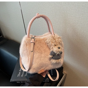 Detail der rosa Plüschtasche mit Hundeanhänger und runden Tragegriffen aus Leder