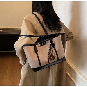 Grande borsa tote in pelle scamosciata beige con finiture in pelle nera e trench