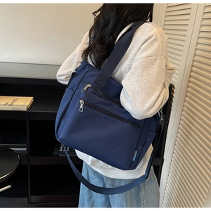 Grand sac fourre-tout en nylon bleu marine avec poches zippées et bandoulière réglable