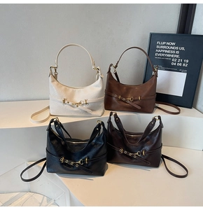 Dettaglio delle borse a spalla vintage in pelle in crema, marrone, nero e caffè scuro