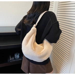 Vue arrière d'un mannequin portant un sac hobo en peluche blanc cassé avec bandoulière