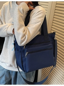 Grand sac cabas en nylon bleu marine avec plusieurs poches et bandoulière réglable