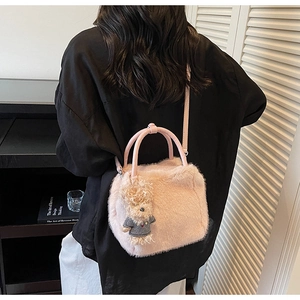 Rosa Plüschtasche mit süßem Bärenanhänger zeigt das weiche Kunstpelz-Strukturdetail