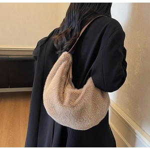Détail du sac à bandoulière en peluche kaki avec texture en fausse fourrure douce