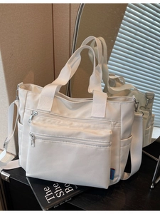 Sac cabas en nylon blanc avec doubles poches avant et bandoulière réglable, style urbain