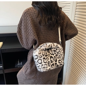 Detailansicht der flauschigen Schultertasche mit Leopardenmuster und weißem Riemen