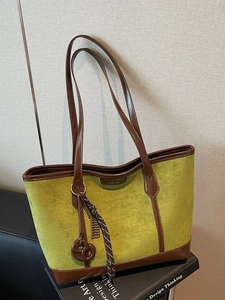 Borsa tote in camoscio verde oliva con finiture in pelle marrone e ciondolo decorativo