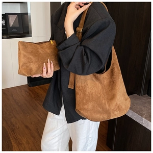 Détail d'un grand sac cabas en daim marron avec pochette assortie et boucle ajustable