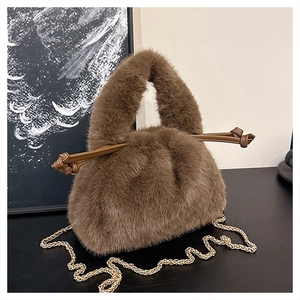 Detailansicht der dunkelbraunen Plüschtasche mit Goldkette und Kunstfell-Textur