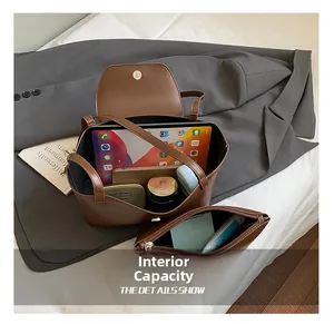 Capienza interna della borsa tote in pelle marrone con tablet e cosmetici