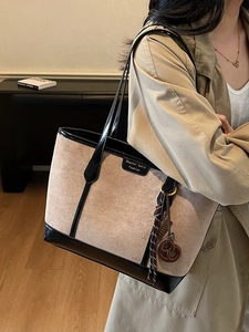 Elegante borsa tote in pelle scamosciata kaki con finiture nere e ciondolo a nodo