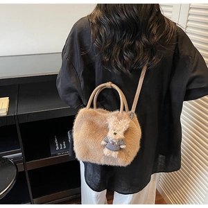 Detailansicht der khakifarbenen Plüschtasche mit süßem Teddybär-Anhänger und Lederriemen