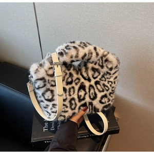 Detailaufnahme der Leoparden-Plüschtasche mit verstellbarem weißem Leder-Schultergurt