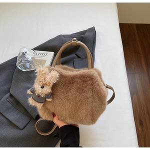 Braune Plüschhandtasche mit Bärenanhänger und verstellbarem Lederriemen im Detail