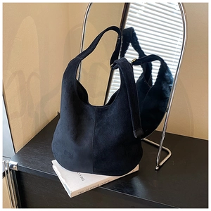 Détail du sac hobo en daim noir avec bandoulière réglable et ferrures dorées
