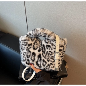 Detailansicht der flauschigen Leopard-Beuteltasche mit Pelztextur und Lederriemen