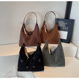 Détail de quatre sacs cabas léopard avec motifs floraux ajourés et pendentifs perlés