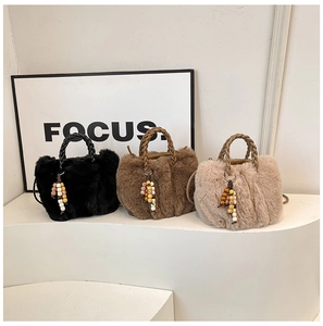 Detailansicht der flauschigen Kunstpelz-Eimertaschen in Schwarz, Dunkelbraun und Apricot