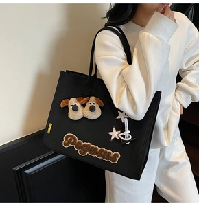 Détail du sac fourre-tout noir en toile avec décor chiot et patch lettre Pegasus