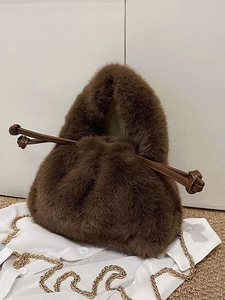 Dunkelbraune Kunstpelz-Umhängetasche mit Knotenkette und weicher Plüschtextur