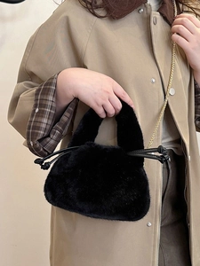 Schicke schwarze Kunstfell Handtasche mit goldener Kette und Kordelzug am Mantel