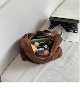 Vue de dessus du sac cabas marron ajouré montrant un grand espace pour les objets du quotidien