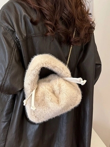 Plüsch-Umhängetasche in Beige aus Kunstpelz mit Goldkette und Knotendetail