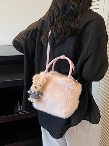 Rosa Plüsch-Handtasche aus Kunstpelz mit Bärenanhänger und abnehmbarem Gurt