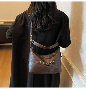 Dettaglio borsa sottobraccio vintage marrone scuro con morsetto dorato in ecopelle