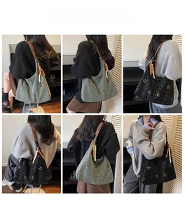 Détail de grands sacs hobo en toile avec motifs ajourés et imprimés léopard variés