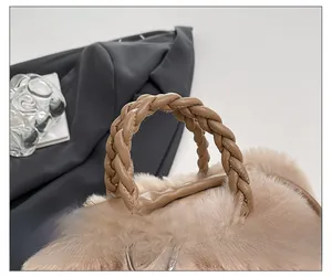 Detailansicht des gewebten Ledergriffs und der weichen Plüschtextur der apricot Beuteltasche