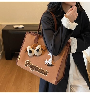 Détail du sac cabas en toile avec décor de chiot en peluche et broderie Pegasus