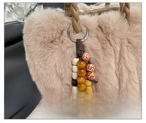 Detailansicht der Plüsch-Beuteltasche mit böhmischem Perlenanhänger aus Kunstfell