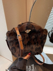 Plüschige Eimer-Tasche mit Leopardenmuster, Kunstfell-Textur und braunem Lederriemen
