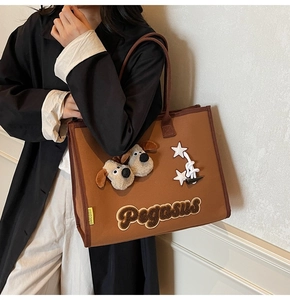 Détail du sac cabas en toile avec peluche chien 3D, patch étoile et broderie Pegasus