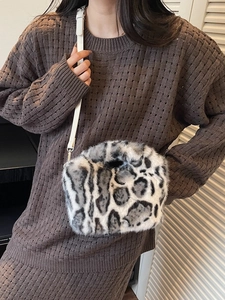 Schicke Plüsch-Umhängetasche mit Leopardenmuster und Lederriemen für die Herbstmode