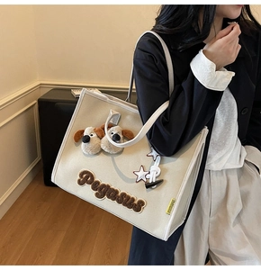 Détails de broderie Pegasus et pendentifs chien en peluche sur sac cabas beige