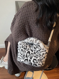 Plüsch-Beuteltasche mit Leopardenmuster und abnehmbarem Lederriemen über einem Cardigan