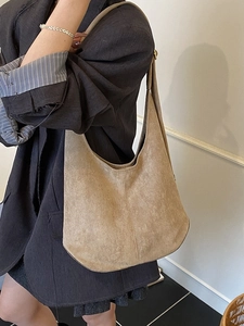 Grand sac à bandoulière vintage en daim kaki avec design cabas rétro pour femmes