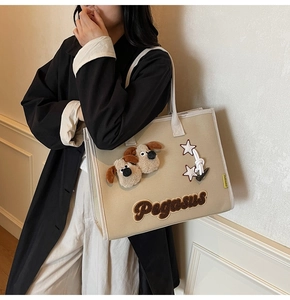 Détail du sac cabas en toile avec motif chiot en peluche et broderie Pegasus