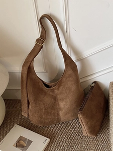 Sac à bandoulière hobo en daim marron à grande capacité avec pochette assortie