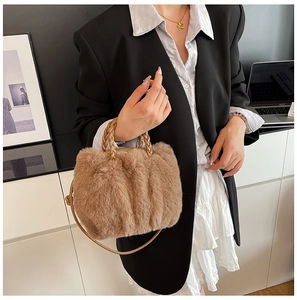 Detailaufnahme der braunen Plüschtasche mit geflochtenen Ledergriffen für den Herbst