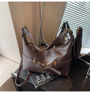 Dettaglio borsa vintage marrone scuro con fibbia dorata e finitura lucida in ecopelle