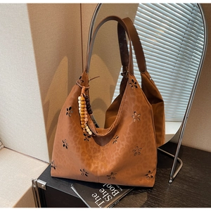 Détails du sac fourre-tout marron à motif léopard avec fleurs ajourées et perles en bois
