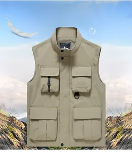 Détail du gilet de pêche tactique kaki avec plusieurs poches et un col montant durable