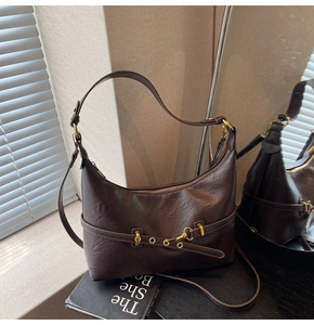 Dettaglio borsa hobo in pelle testa di moro con fibbie dorate e finitura martellata
